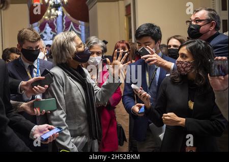 Washington DC, Stati Uniti. 05 novembre 2021. Presidente del Congresso del Black Caucus, rappresentante degli Stati Uniti Joyce Beatty (democratico dell'Ohio), a sinistra, e rappresentante degli Stati Uniti Brenda Lawrence (democratico del Michigan), a destra, Sono Uniti da altri membri del Congresso Black Caucus mentre parlano con i giornalisti mentre camminano verso la Camera mentre la Camera dei rappresentanti si prepara a votare sui conti Build Back Better e bipartisan Infrastructure al Campidoglio degli Stati Uniti a Washington, DC, USA, Giovedi, 5 novembre, 2021. Il Congresso ha approvato un progetto di legge bipartisan per le infrastrutture da 1.2 trilioni di dollari, deliveri Foto Stock
