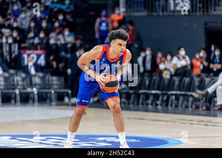 Istanbul, Turchia. 05 novembre 2021. Elijah Bryant (No.6) di Anadolu Efes Istanbul in azione contro Zenit San Pietroburgo durante il round 8 della stagione regolare Eurolega Turkish Airlines 2021/2022 alla Sinan Erdem Sports Arena. (Punteggio finale; Anadolu Efes Istanbul 79:90 Zenit Saint Petersburg ) Credit: SOPA Images Limited/Alamy Live News Foto Stock