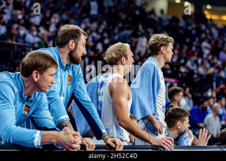 Istanbul, Turchia. 05 novembre 2021. La panchina di Zenit San Pietroburgo guarda la partita contro Anadolu Efes Istanbul durante il round 8 della stagione regolare Eurolega Turkish Airlines 2021/2022 alla Sinan Erdem Sports Arena. (Punteggio finale; Anadolu Efes Istanbul 79:90 Zenit Saint Petersburg ) Credit: SOPA Images Limited/Alamy Live News Foto Stock