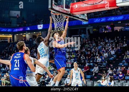 Istanbul, Turchia. 05 novembre 2021. Elijah Bryant (C) di Anadolu Efes Istanbul in azione contro Alex Poythress (No.22) di Zenit San Pietroburgo durante il round 8 della stagione regolare Eurolega 2021/2022 della Turkish Airlines alla Sinan Erdem Sports Arena. (Punteggio finale; Anadolu Efes Istanbul 79:90 Zenit Saint Petersburg ) Credit: SOPA Images Limited/Alamy Live News Foto Stock