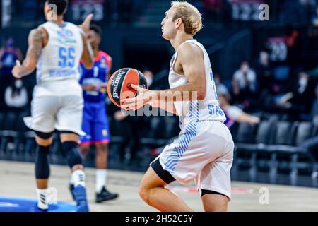 Istanbul, Turchia. 05 novembre 2021. Connor Frankamp (R) di Zenit San Pietroburgo in azione contro Anadolu Efes Istanbul durante il round 8 della stagione regolare Eurolega Turkish Airlines 2021/2022 presso la Sinan Erdem Sports Arena. (Punteggio finale; Anadolu Efes Istanbul 79:90 Zenit Saint Petersburg ) Credit: SOPA Images Limited/Alamy Live News Foto Stock