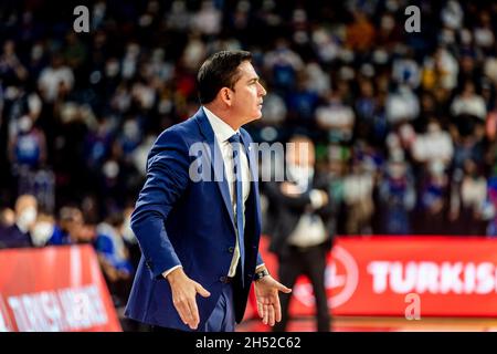 Istanbul, Turchia. 05 novembre 2021. L'allenatore Xavi Pascual di Zenit San Pietroburgo è in azione contro Anadolu Efes Istanbulduring Round 8 della stagione regolare dell'Eurolega Turkish Airlines 2021/2022 presso la Sinan Erdem Sports Arena. (Punteggio finale; Anadolu Efes Istanbul 79:90 Zenit Saint Petersburg ) Credit: SOPA Images Limited/Alamy Live News Foto Stock