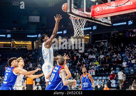 Istanbul, Turchia. 05 novembre 2021. Alex Poythress (No.22) di Zenit San Pietroburgo in azione contro Anadolu Efes Istanbul durante il round 8 della stagione regolare Eurolega Turkish Airlines 2021/2022 alla Sinan Erdem Sports Arena. (Punteggio finale; Anadolu Efes Istanbul 79:90 Zenit Saint Petersburg ) Credit: SOPA Images Limited/Alamy Live News Foto Stock