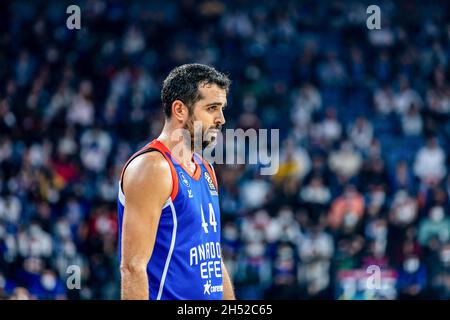 Istanbul, Turchia. 05 novembre 2021. Krunoslav Simon (No.44) di Anadolu Efes Istanbul in azione contro Zenit San Pietroburgo durante il round 8 della stagione regolare Eurolega Turkish Airlines 2021/2022 alla Sinan Erdem Sports Arena. (Punteggio finale; Anadolu Efes Istanbul 79:90 Zenit Saint Petersburg ) Credit: SOPA Images Limited/Alamy Live News Foto Stock