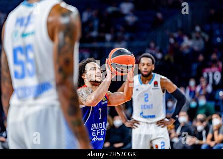 Istanbul, Turchia. 05 novembre 2021. Shane Larkin (II L) di Anadolu Efes Istanbul in azione contro Zenit San Pietroburgo durante il round 8 della stagione regolare Eurolega Turkish Airlines 2021/2022 presso la Sinan Erdem Sports Arena. (Punteggio finale; Anadolu Efes Istanbul 79:90 Zenit Saint Petersburg ) (Photo by Nicholas Muller/SOPA Images/Sipa USA) Credit: Sipa USA/Alamy Live News Foto Stock