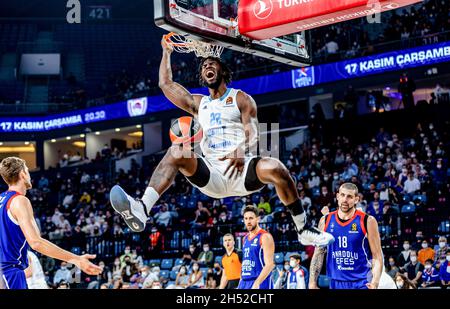 Istanbul, Turchia. 05 novembre 2021. Alex Poythress (C) di Zenit San Pietroburgo in azione contro Anadolu Efes Istanbul durante il round 8 della stagione regolare Eurolega Turkish Airlines 2021/2022 presso la Sinan Erdem Sports Arena. (Punteggio finale; Anadolu Efes Istanbul 79:90 Zenit Saint Petersburg ) (Photo by Nicholas Muller/SOPA Images/Sipa USA) Credit: Sipa USA/Alamy Live News Foto Stock