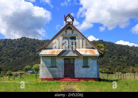 La vecchia Omaio Soldiers’ Memorial Church (1926) nel piccolo insediamento di Omaio nella Baia Orientale di Plenty, Nuova Zelanda Foto Stock