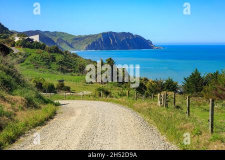 Una strada di ghiaia fino a Waihau Beach nella panoramica regione del Capo Orientale della Nuova Zelanda Foto Stock