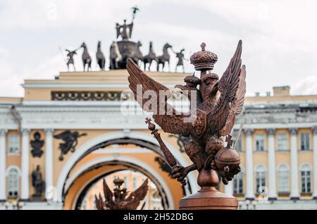 A due teste aquile sul recinto intorno al pilastro di Alessandria, sulla Piazza del Palazzo a San Pietroburgo Foto Stock