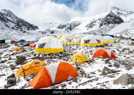 Colorate tende da arrampicata in Aconcagua base di camb dopo la tempesta di neve nel mese di dicembre - Aconcagua Provincial Park, Mendoza, Argentina Foto Stock