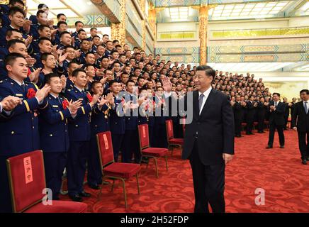 Pechino, Cina. 05 novembre 2021. (211106) -- PECHINO, 6 novembre 2021 (Xinhua) -- Presidente cinese Xi Jinping, segretario generale del Comitato centrale del Partito comunista cinese (CPC) e presidente della Commissione militare centrale, Incontro con i rappresentanti dei modelli di ruolo nazionali nel campo della gestione delle emergenze e delle guardie leali nel settore antincendio presso la Grande Sala del popolo di Pechino, capitale della Cina, 5 novembre 2021. Wang Huning, membro del Comitato permanente dell'Ufficio politico del Comitato centrale della CPC e membro del Segretariato dell'OCM centrale della CPC Foto Stock