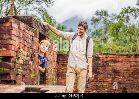 Papà e figlio turisti nella rovina del Tempio del complesso di Mio Figlio, Vietnam. Vietnam si apre di nuovo ai turisti dopo la quarantena Coronovirus COVID 19 Foto Stock