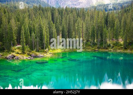 Piccolo e bellissimo lago circondato da montagne nelle alpi dolomitiche Foto Stock