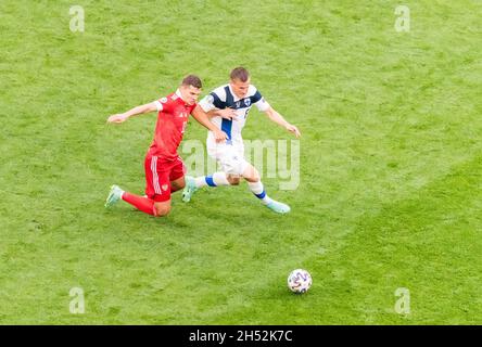 San Pietroburgo, Russia – 16 giugno 2021. Finlandia Nazionale di calcio centrocampista Robin Lod contro Russia centrocampista romano Zobnin durante EURO 2020 Foto Stock