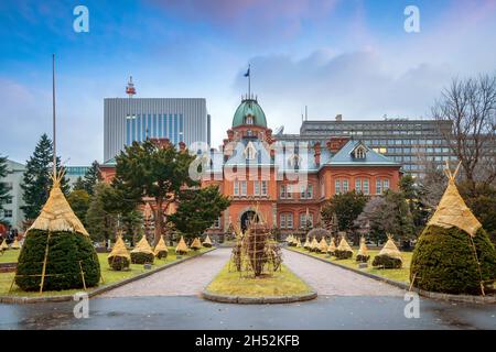 Gli storici uffici governativi di Hokkaido al crepuscolo a Sapporo, Giappone Foto Stock