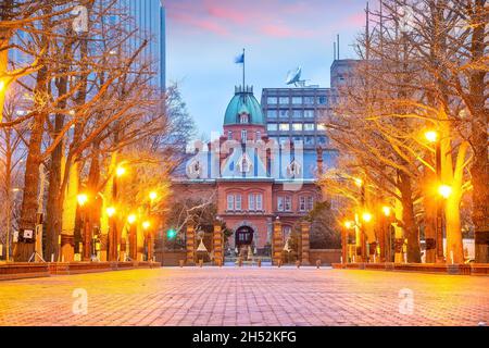 Gli storici uffici governativi di Hokkaido al crepuscolo a Sapporo, Giappone Foto Stock