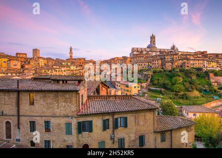 Skyline del centro di Siena in Italia al crepuscolo Foto Stock