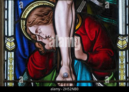 Dettagli da una vetrata che mostra Cristo alla St Andrew's Church Marlesford, Suffolk, Regno Unito Foto Stock