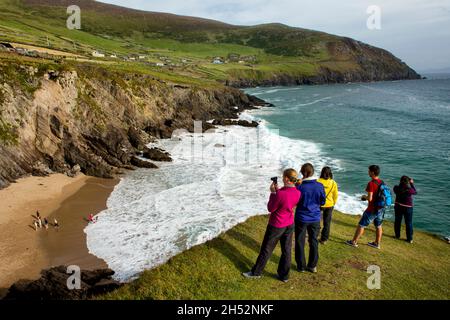 I turisti fotografano Coumeenoole Beach, Slea Head Drive, Dingle Peninsula, County Kerry, Irlanda Foto Stock