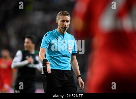 VARSAVIA, POLONIA - 04 NOVEMBRE 2021: UEFA Europa League Group gioco di scena Legia Warszawa - SSC Napoli, Lawrence Visser refree Foto Stock