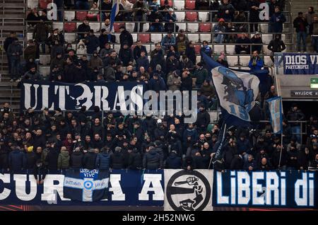 VARSAVIA, POLONIA - 04 NOVEMBRE 2021: Gruppo UEFA Europa League gioco di palco Legia Warszawa - SSC Napoli, Napoli sostenitori Foto Stock