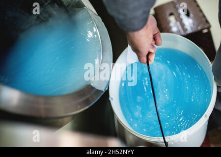 Miscelatore pieno di gel blu. Prodotto siliconico, medicina, industria sanitaria. Foto Stock