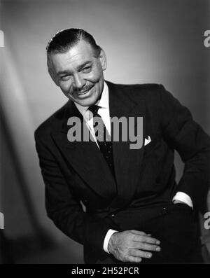 CLARK GABLE Ritratto al momento in cui è stato girato TRADITO il regista GOTTFRIED REINHARDT Freddie Young Metro Goldwyn Mayer, regista del 1954 Foto Stock