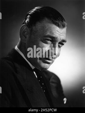 CLARK GABLE Ritratto al momento in cui è stato girato TRADITO il regista GOTTFRIED REINHARDT Freddie Young Metro Goldwyn Mayer, regista del 1954 Foto Stock