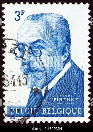 BELGIO - CIRCA 1963: Un francobollo stampato in Belgio mostra Henri Pirenne (1862-1935), è stato uno storico belga e attivista politico, circa 1963 Foto Stock