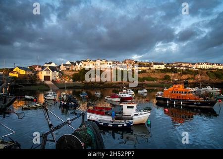 Alba al porto di pescatori di Ballycotton, contea di Cork, Irlanda Foto Stock