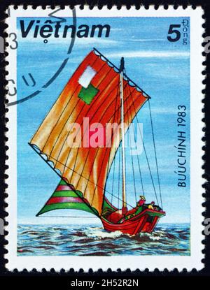 VIETNAM - CIRCA 1983: Un timbro stampato in Vietnam mostra Sampan con vele patched, circa 1983 Foto Stock