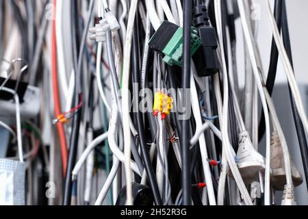 Molti cavi elettrici usati si aggrappano tra loro. Background.fili usati Foto Stock