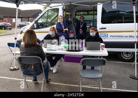 Datchet, Berkshire, Regno Unito. 6 novembre 2021. Una vaccinazione mobile NHS su Wheels van era a Datchet dove i pazienti potevano venire e ottenere le loro vaccinazioni di Covid-19 o le loro vaccinazioni di richiamo di Covid-19. Coloro che sono eleggibili ora possono ottenere i loro jab di richiamo cinque mesi dopo la loro seconda vaccinazione di Covid-19 piuttosto che dovere attendere sei mesi. Credit: Maureen McLean/Alamy Live News Foto Stock