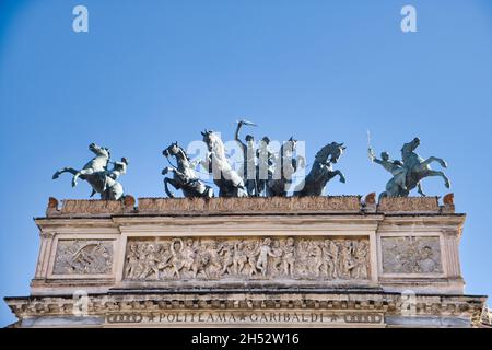 Gruppo di sculture in cima alla testa del Teatro Politeama Garibaldi di Palermo Foto Stock