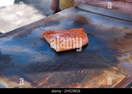 Primo piano di una fetta di 'fincione' un tipico Street food siciliano Foto Stock