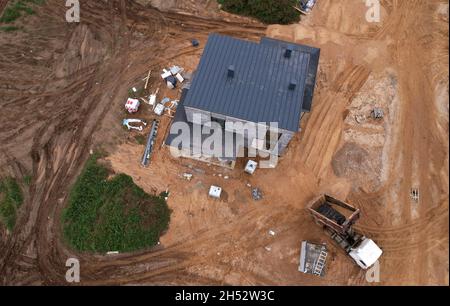 Costruire una casa di campagna di blocchi di cemento espanso-argilla. Casa privata incompiuta di blocchi di cemento ceramsite su un cantiere site.Construction WO Foto Stock