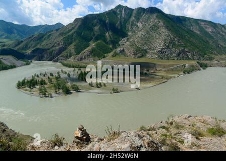 Lungo il Chuysky Trakt: Curva stretta del fiume Katun alla confluenza con il fiume Chuya, Repubblica Altai, Russia. Foto Stock