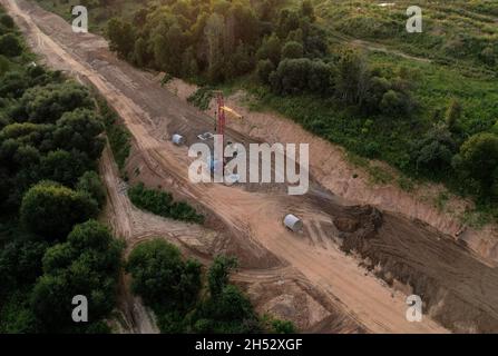 Costruzione di pozzi per acque piovane e sistemi fognari sanitari. Posa di tubi fognari sotterranei e pozzi fognari. Installazione della rete idrica, san Foto Stock