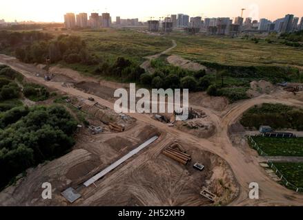 Costruzione di pozzi per acque piovane e sistemi fognari sanitari. Posa di tubi fognari sotterranei e pozzi fognari. Installazione della rete idrica, san Foto Stock