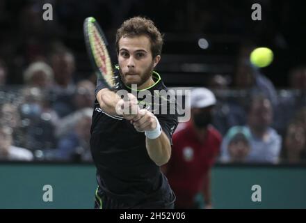 Parigi, Francia. 05 novembre 2021. Hugo Gaston di Francia durante il torneo di tennis Rolex Paris Masters 2021, ATP Masters 1000 il 5 novembre 2021 presso l'Accor Arena di Parigi, Francia - Foto: Jean Catuffe/DPPI/LiveMedia Credit: Independent Photo Agency/Alamy Live News Foto Stock