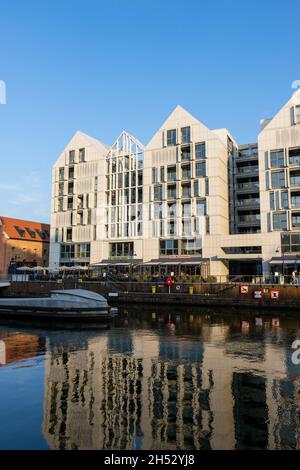 GDANSK, POLONIA - 07 ottobre 2021: Gli edifici moderni vicino al fiume a Gdansk, Polonia Foto Stock