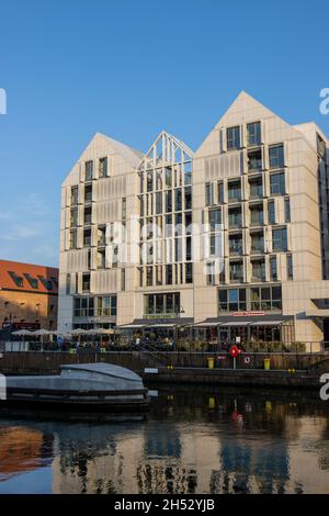 GDANSK, POLONIA - 07 ottobre 2021: Gli edifici moderni vicino al fiume a Gdansk, Polonia Foto Stock