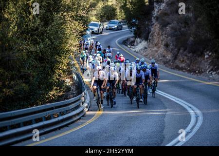 Gerusalemme, Israele. 6 novembre 2021. I piloti della UCI WorldTeam Israel Start-Up Nation (ISN) prendono parte a un giro espositivo organizzato dal team di Gerusalemme. Credit: Ilia Yefimovich/dpa/Alamy Live News Foto Stock