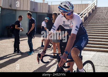 Gerusalemme, Israele. 6 novembre 2021. Il ciclista britannico Chris Froome di UCI WorldTeam Israel Start-Up Nation (ISN) partecipa a un giro espositivo organizzato dalla squadra di Gerusalemme. Credit: Ilia Yefimovich/dpa/Alamy Live News Foto Stock