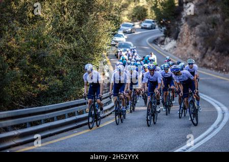 Gerusalemme, Israele. 6 novembre 2021. I piloti della UCI WorldTeam Israel Start-Up Nation (ISN) prendono parte a un giro espositivo organizzato dal team di Gerusalemme. Credit: Ilia Yefimovich/dpa/Alamy Live News Foto Stock