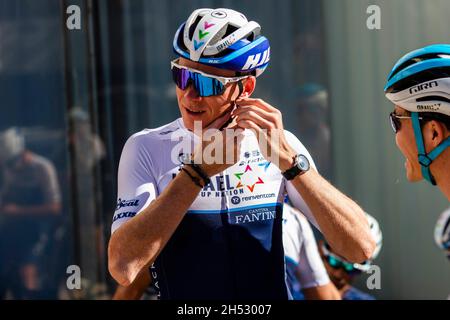 Gerusalemme, Israele. 6 novembre 2021. Il ciclista britannico Chris Froome di UCI WorldTeam Israel Start-Up Nation (ISN) si prepara per un giro espositivo organizzato dalla squadra di Gerusalemme. Credit: Ilia Yefimovich/dpa/Alamy Live News Foto Stock