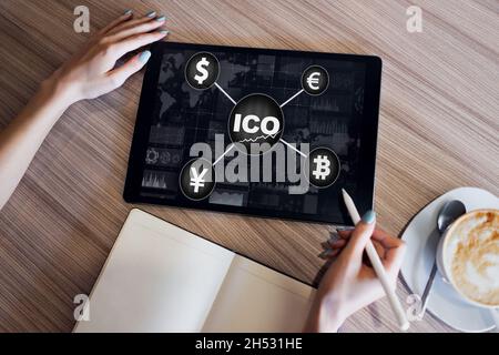 ICO - offerta di moneta iniziale. Concetto di tecnologia finanziaria e Blockchain. Foto Stock