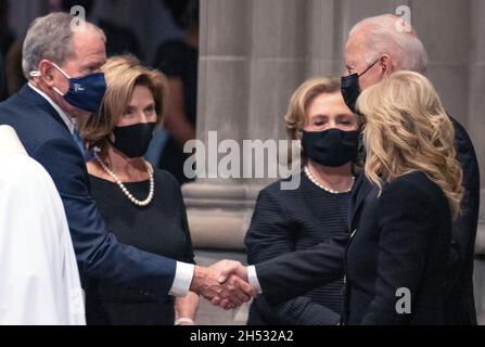 Washington, Stati Uniti d'America. 05 novembre 2021. L'ex presidente degli Stati Uniti George W. Bush, a sinistra, scrolla le mani con il presidente americano Joe Biden, in alto a destra, mentre assistono al funerale dell'ex segretario di Stato americano Colin L. Powell alla Cattedrale nazionale di Washington, DC venerdì 5 novembre 2021. Guardando sopra sono ex prima signora Laura Bush, seconda a sinistra, ex segretario di Stato americano Hillary Rodham Clinton, centro, e prima signora Dr. Jill Biden, in basso a destra.Credit: Ron Sachs/CNP/Sipa USA Credit: Sipa USA/Alamy Live News Foto Stock