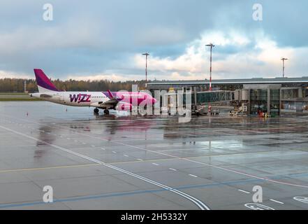 Riga, Lettonia - 28 ottobre 2018: Wizz Air preparazione per la partenza in aeroporto internazionale di riga. Foto Stock