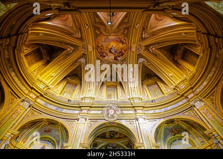 Veduta della cupola ellittica la Chiesa di Santa Maria degli Angeli a Bra. Bra è un comune italiano di 185 abitanti della provincia di Cuneo Foto Stock